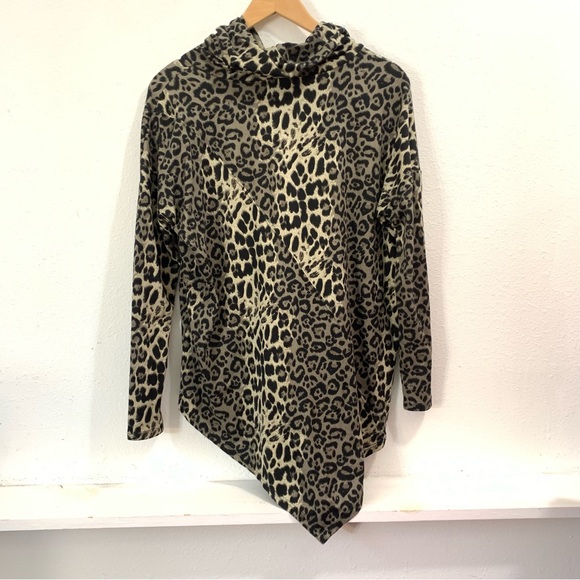 Cha Cha Vente Long Sleeve Asymmetrical Leopard Print Top Size Large Like New - Picture 5 of 6